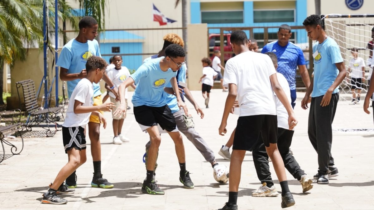 Los niños en los entrenamientos de fútbol, en el campamento.