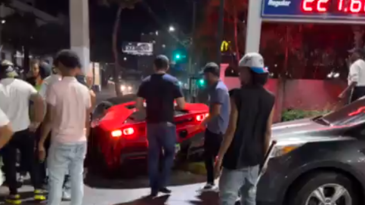 Conductor de Ferrari pierde el control y choca contra poste de luz