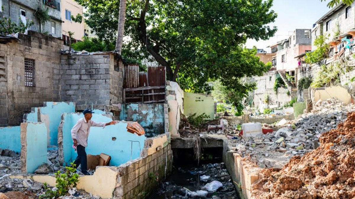 Santo Domingo Oeste. Los trabajos de saneamiento y transformación de la cañada de Guajimía, en Santo Domingo Oeste, caminan a paso lento. La obra, iniciada en 1996, es un reclamo que por décadas han elevado los habitantes de sectores de Buenos Aires, El Indio, La Ureña, Bayona, entre otros, donde cientos de familias sufren las consecuencias de este foco de contaminación que los enferma y lacera su calidad de vida.