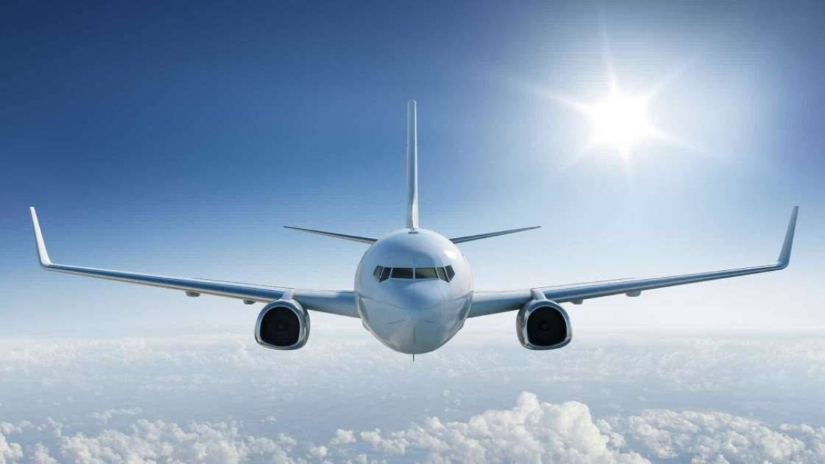 Aboga por fortalecer a las entidades públicas que regulan la aviación civil en el país.