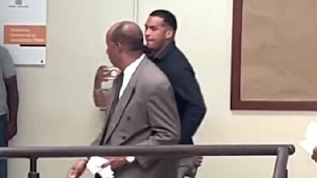 ¡Cabizbajo y vestido de negro! Así llega Wander Franco a audiencia preliminar de su caso