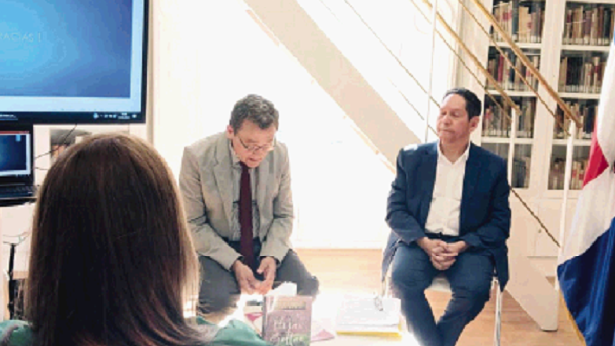 Manuel Prida Busto conversa sobre su libro Hojas sueltas en la Feria del Libro de Madrid 2024.