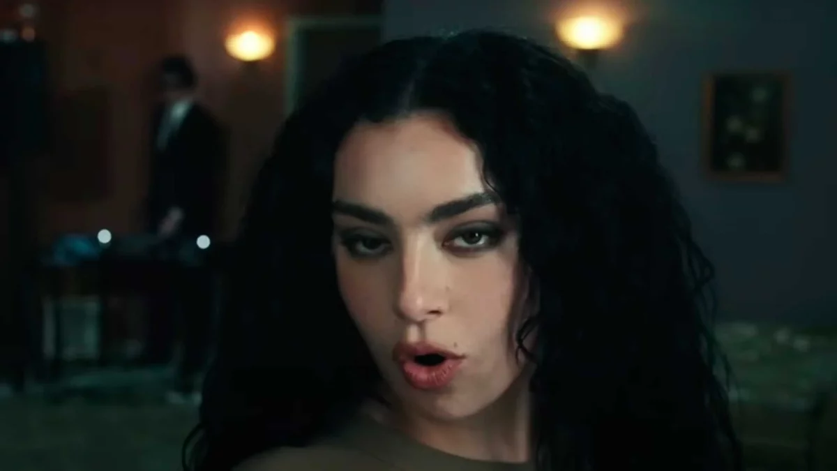 Charlie XCX se alía con Billie Eilish.