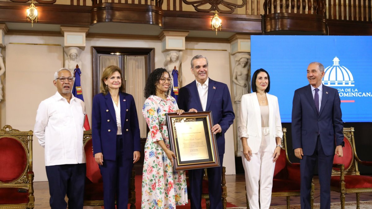 Entregan Premio a la Excelencia Magisterial 2024 a cinco docentes por ...