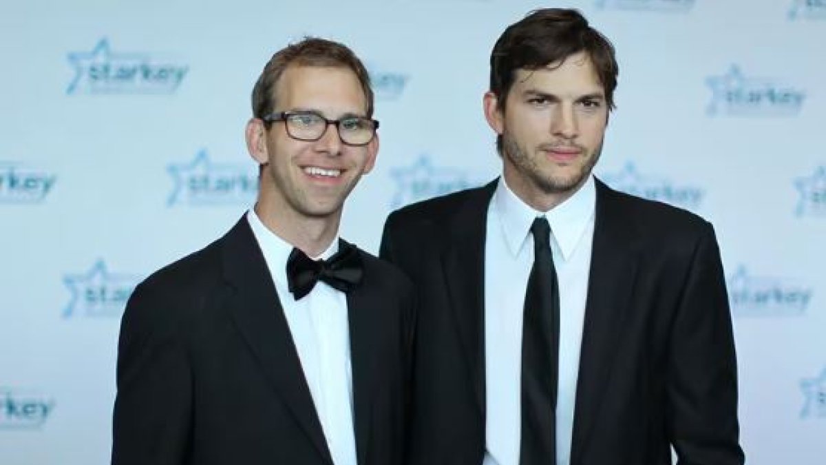 Ashton Kutcher y su hermano gemelo Michael nacieron en Cedar Rapids, Iowa, el 7 de febrero de 1978 (Getty Images)