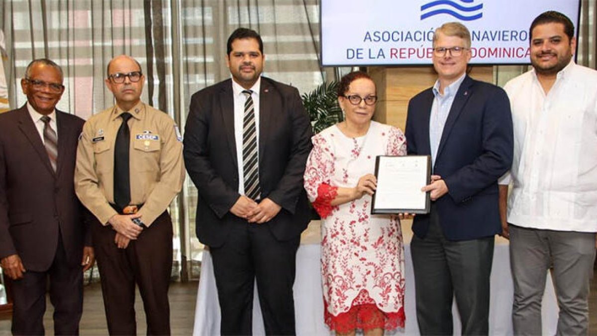 Representantes entidades firman acuerdo.