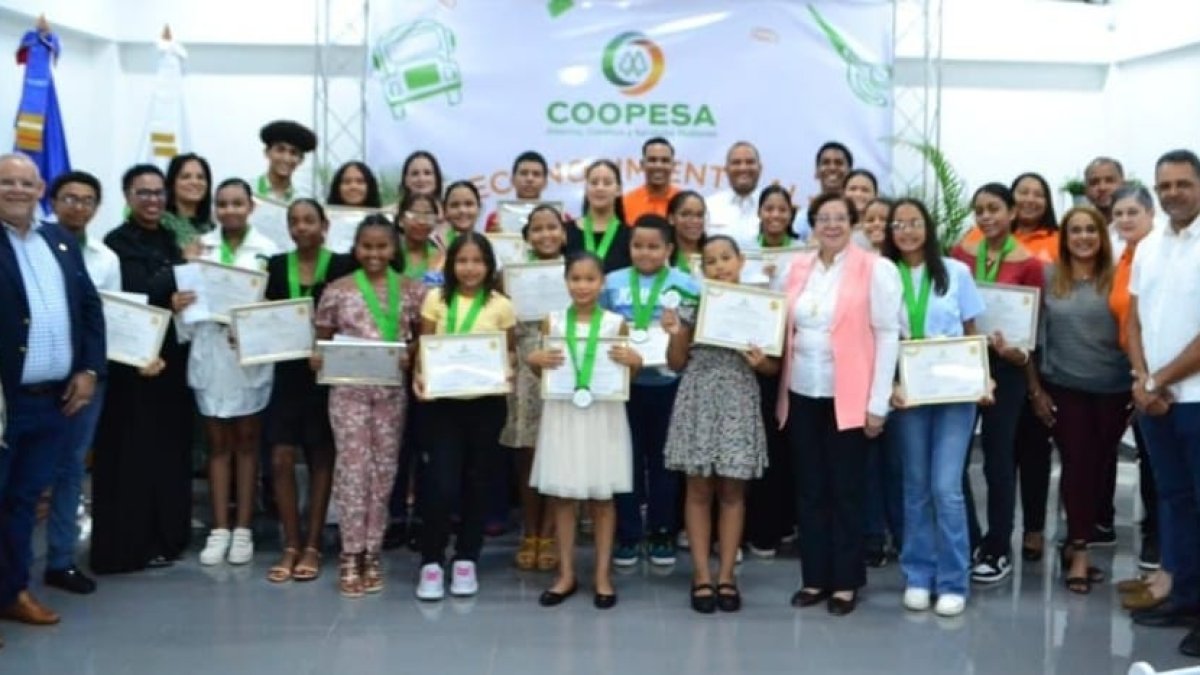 La foto muestra a los jóvenes y adolescentes reconocidos por COOPESA.