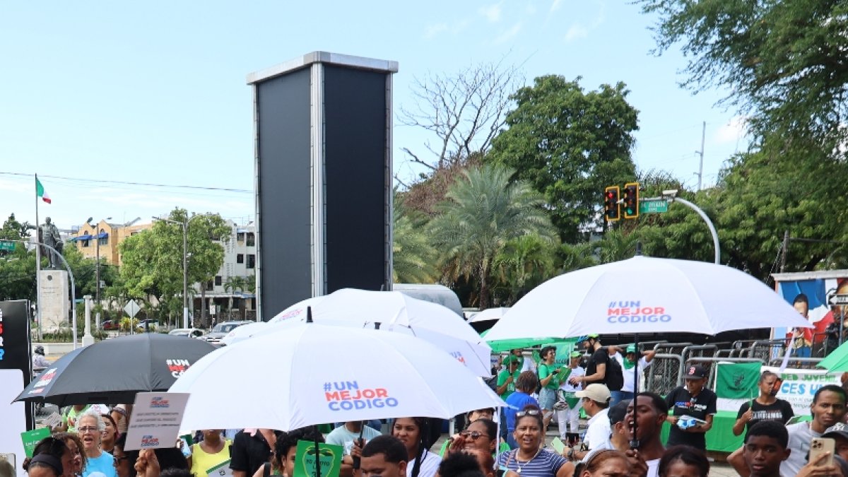e manifiestan frente Palacio Nacional por mejor Código.aprobación de un mejor Código Penal que proteja los derechos de las mujeres, niñas y
poblaciones vulnerables en la República Dominicana.Hoy/ Arlenis Castillo/25/08/24