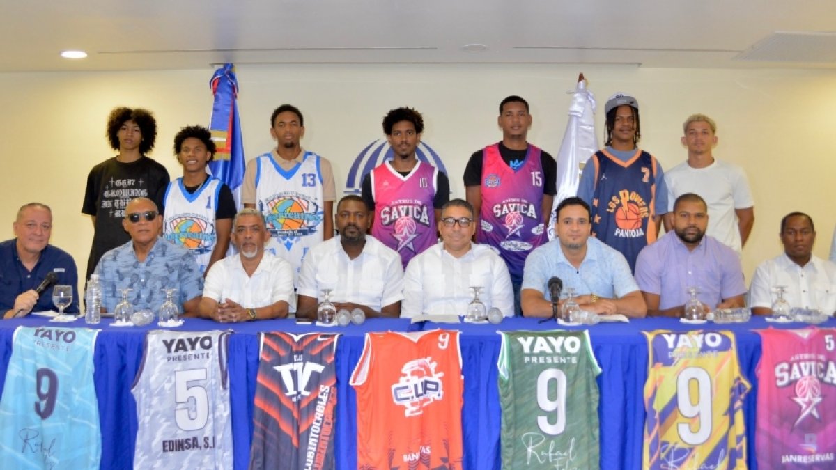 Directivos y jugadores se observan en la conferencia.