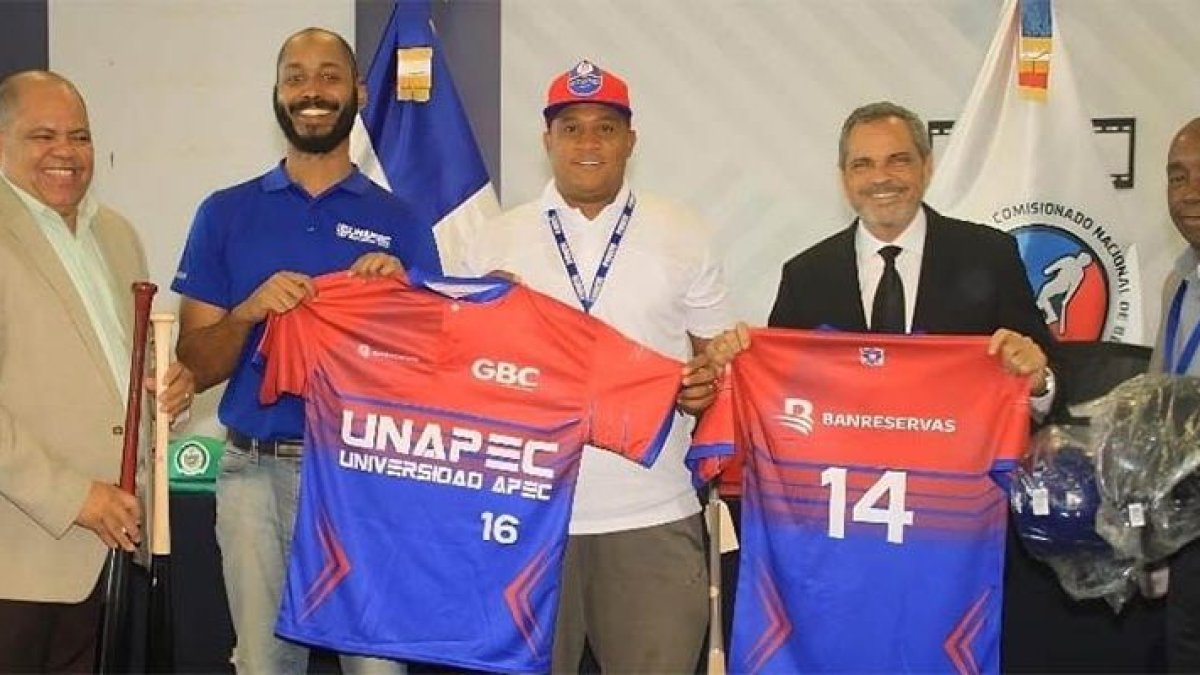 Junior Noboa y Manny López, entregan uniformes.