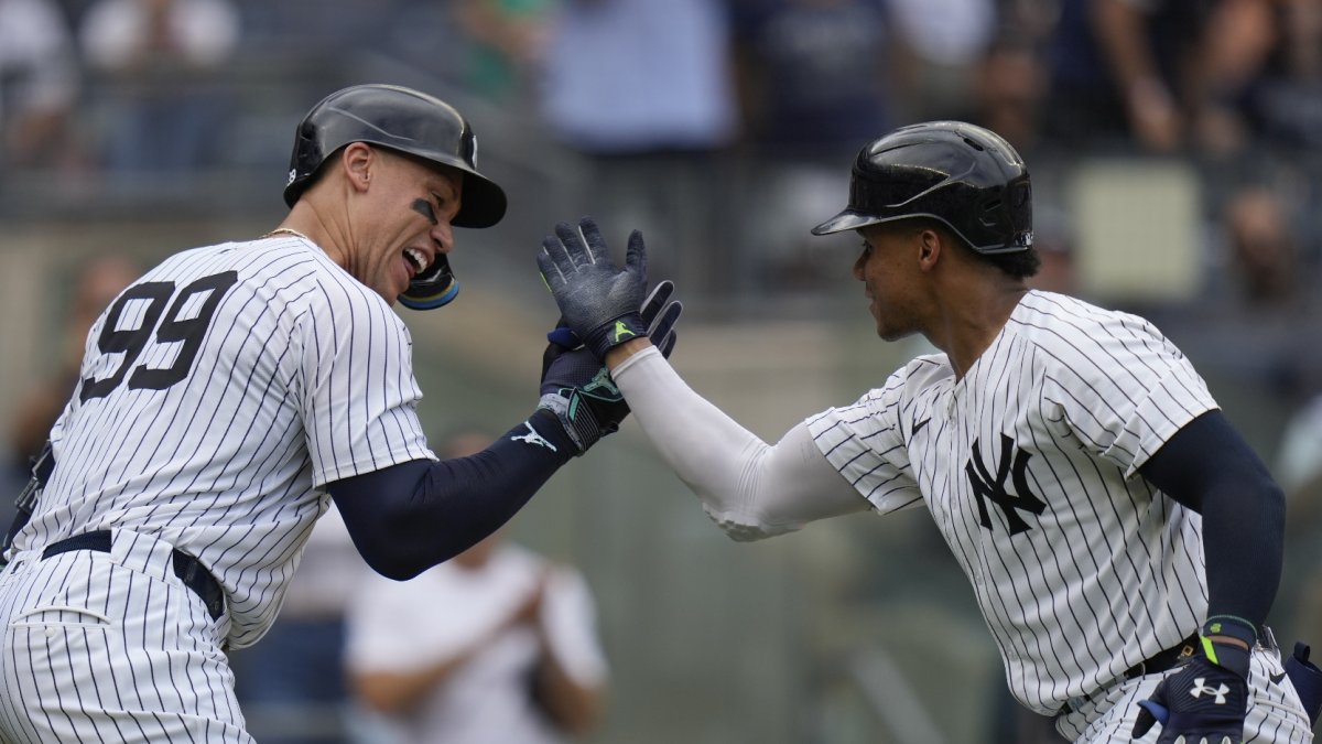 El dominicano Juan Soto, (d) celebra con Aaron Judge tras batear jonrón en el séptimo frente a Toronto.