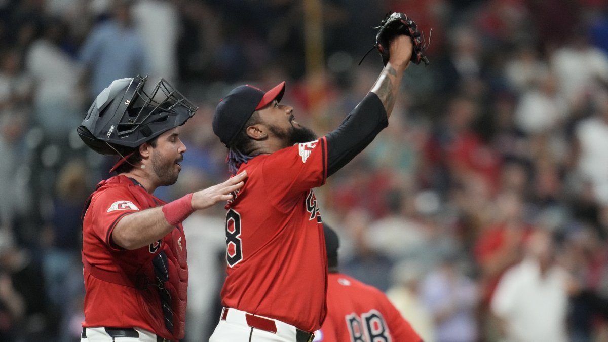 El relevista Emmanuel Clase, derecha, celebra con el receptor Austin Hedges tras su rescate 46 de la campaña.
