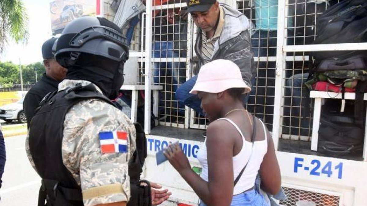 Vehículo repleto de inmigrantes haitianos en una provincia dominicana.  Archivo