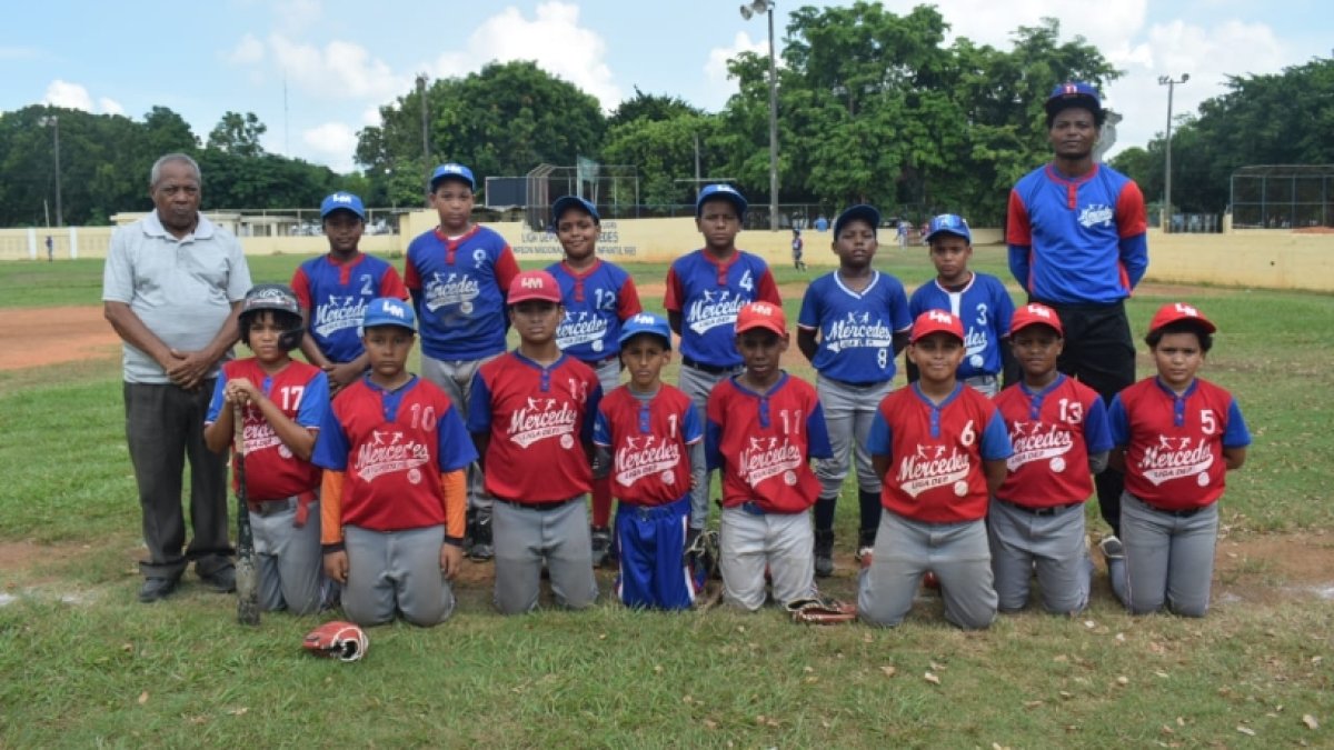 Luis Mercedes (izq) junto a los integrantes campeones.