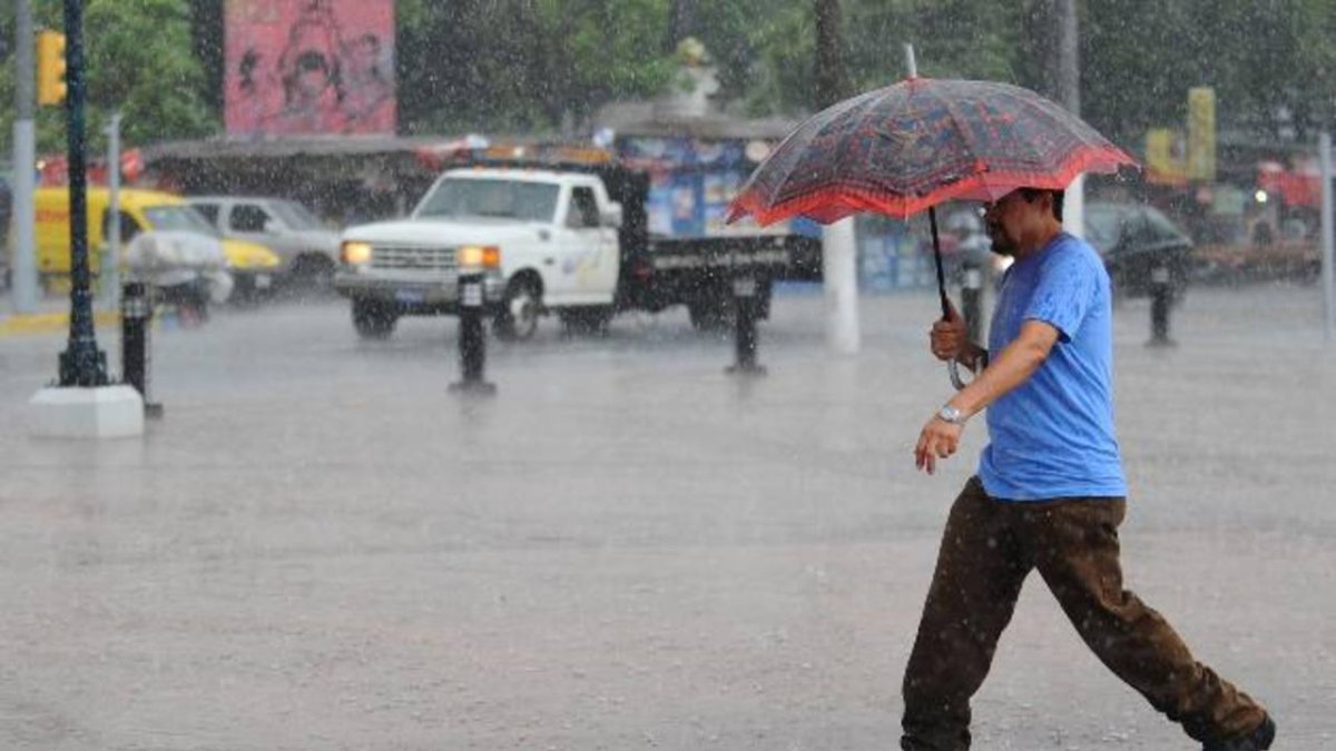En diversos puntos de San Salvador cay la lluvia desde las diez de la maana .
Foto Ms!: Claudia Castillo