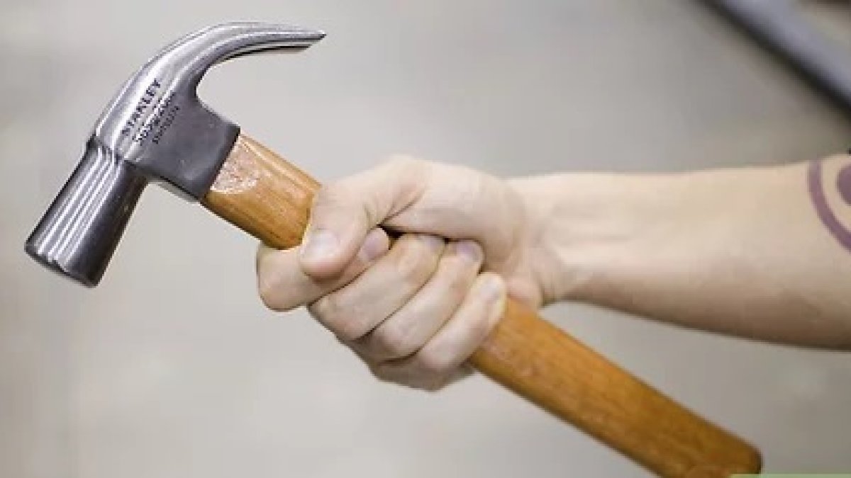 Joven agrede con martillo a tres compañeros y una profesora, luego intenta suicidarse