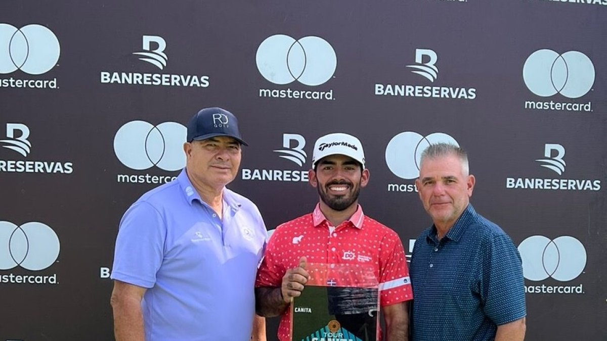 Juan José Guerra recibe la placa.