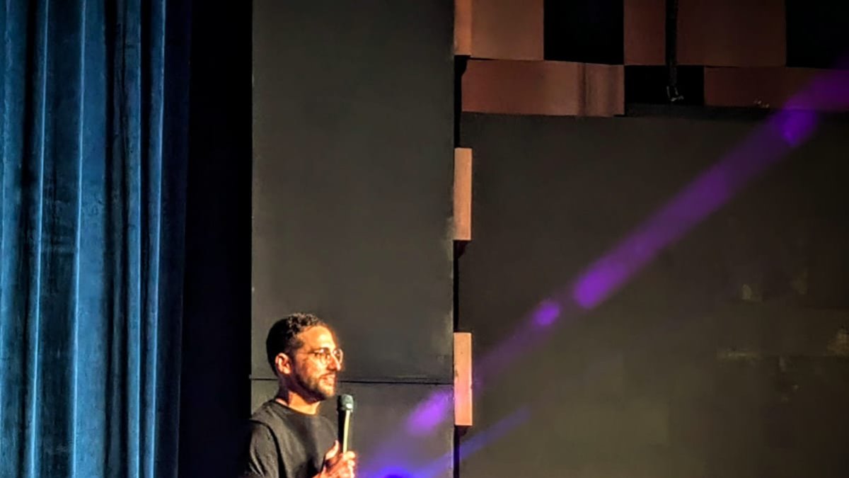 Comediante Galder Varas conquista al público dominicano