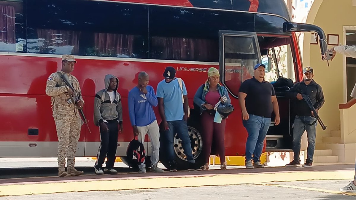 ¡En un autobús! Detienen a 36 nacionales haitianos ilegales en Dajabón