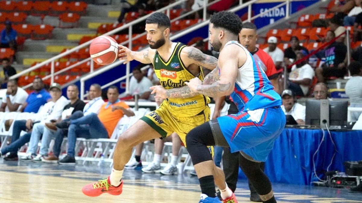 Anyeuri Castillo, de SC, marcado por Brandone Francis.