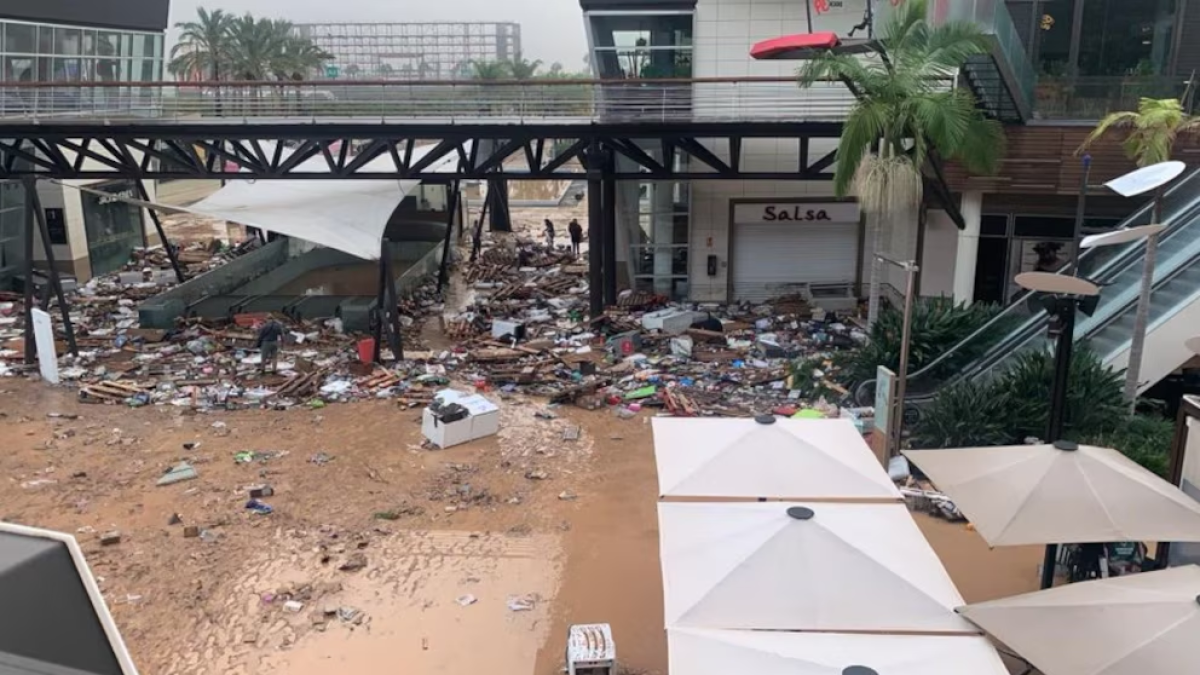Los estragos producidos por la DANA en un centro comercial de Valencia (@valenciacity_es/X)