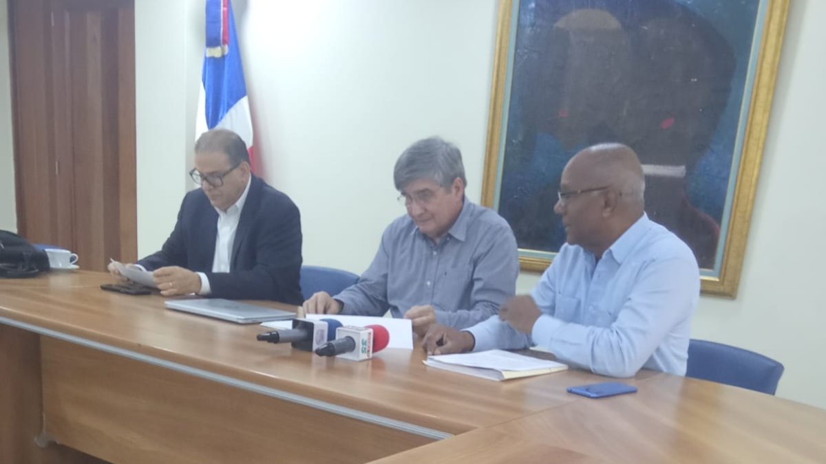 Al centro, José Luis Moreno San Juan, junto al economista Apolinar Veloz y Fernando Peña.