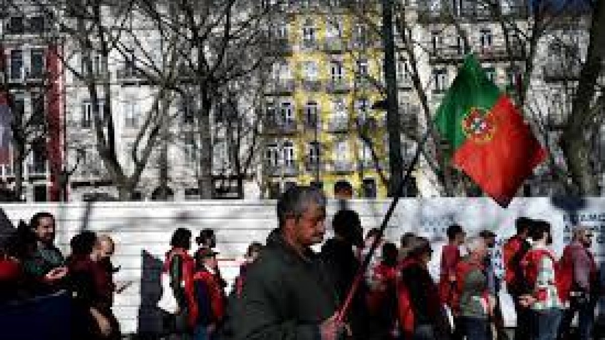 Miles de personas salen a la calle en Portugal para pedir mejores ...