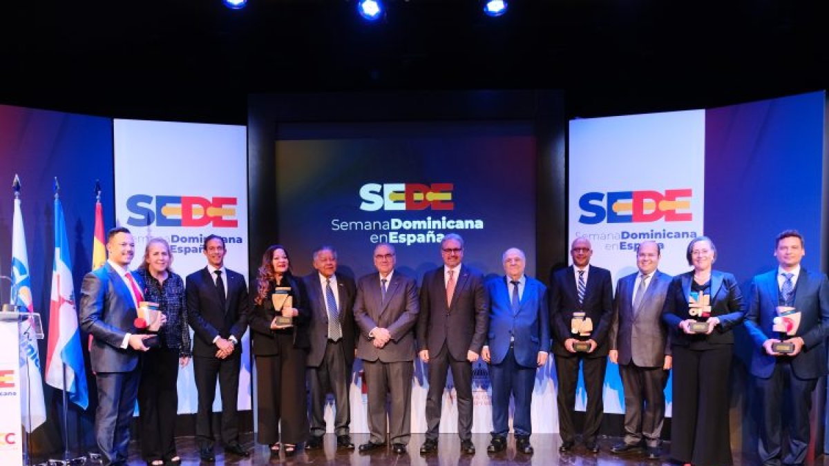 premiados-diaspora-y-equipo-SEDE-750×536