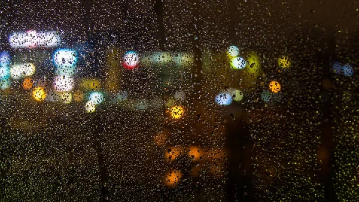 COE eleva a dos el número de provincias bajo alerta roja por lluvias-stock-photo-night-city-view-wet-glass