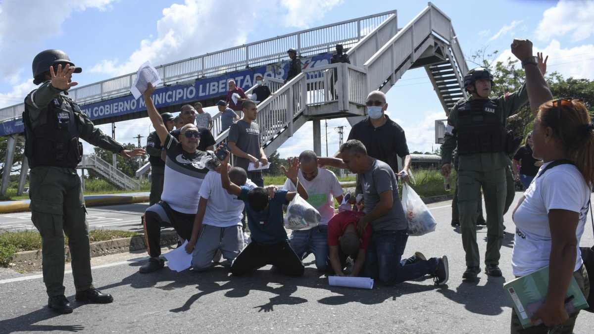 Personas detenidas durante una ofensiva gubernamental tras las protestas antigubernamentales por los resultados de las elecciones presidenciales reaccionan a su liberación de la prisión en Tocuyito, Venezuela, el sábado 16 de noviembre de 2024. (Foto AP/Jacinto Oliveros)