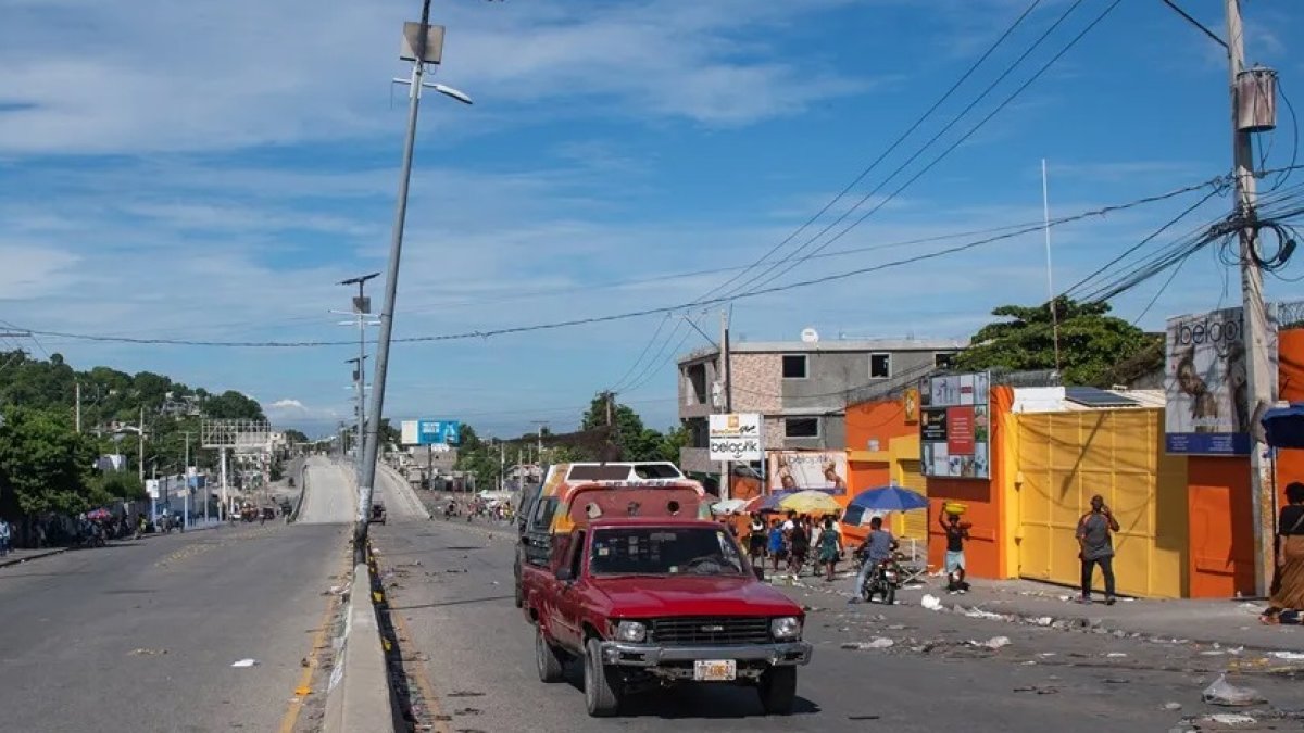 Un automóvil transita por una calle vacía este lunes en Puerto Príncipe (Haití). EFE / Johnson Sabin