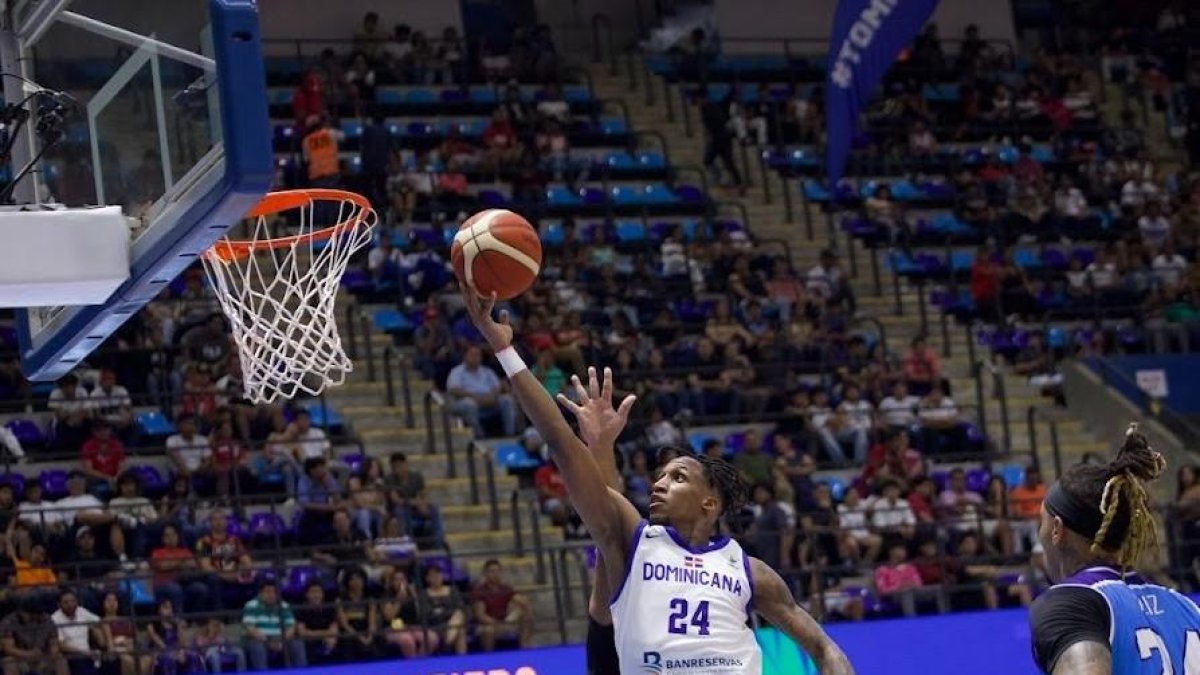 Jassel Pérez va al canasto en un partido anterior