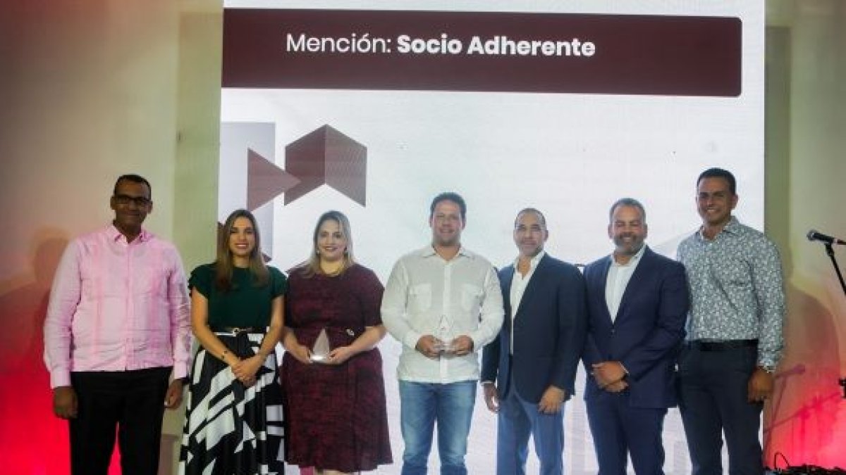 Reconocimiento-al-ministro-y-la-viceministra-de-Vivienda-y-Edificaciones-Carlos-Bonilla-y-Vivian-Reyes-del-MIVED