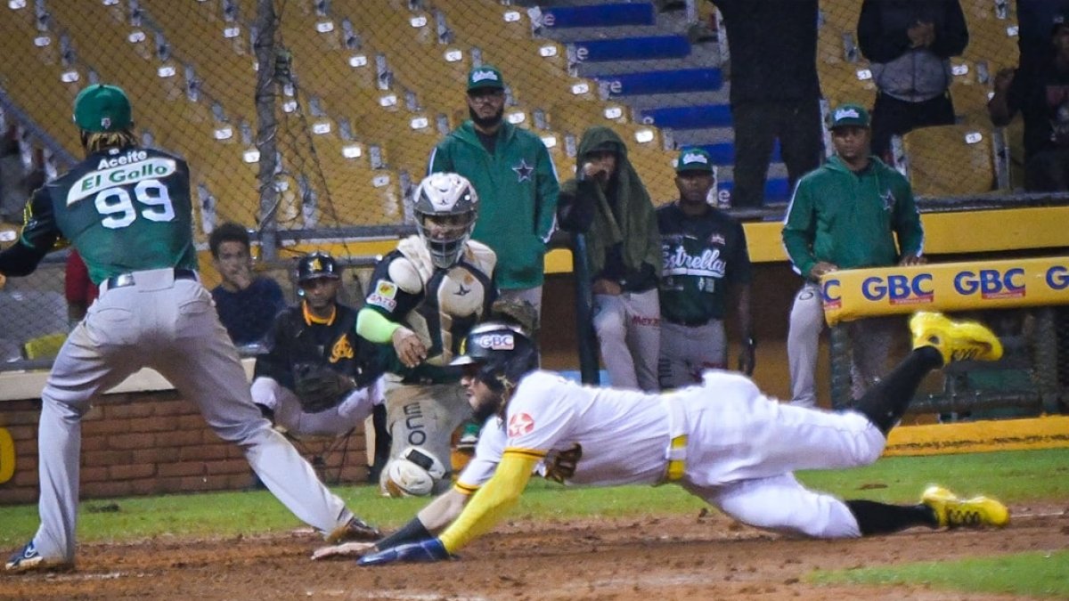 El corredor Yefri Pérez, de las Aguilas, anota en la 8va entrada por de wild pitch del relevista zurdo Jefry Yan.
Tony Núñez