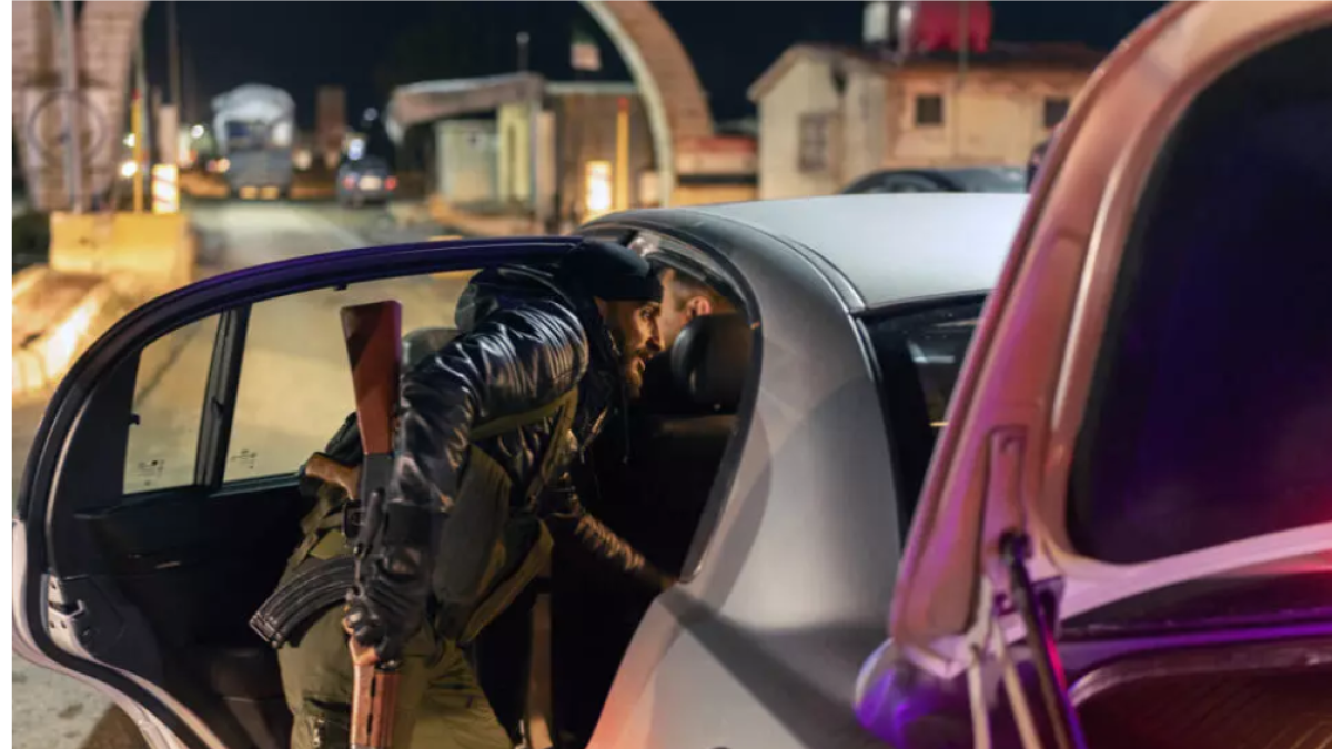 Un miembro de las fuerzas de seguridad del nuevo gobierno sirio inspecciona vehículos en un puesto de control de seguridad en la frontera siria con Líbano, viernes 27 de diciembre de 2024. AP - Mosa'ab Elshamy