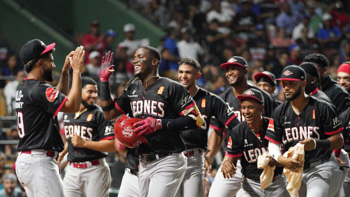 Junior Lake celebra con sus compañeros después de conectar cuadrangular en el partido de anoche frente al Licey en el Quisqueya.  Foto-Manolito Jiménez