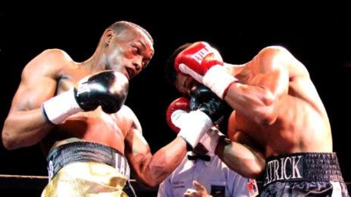 Alberto Puello conecta su izquierda en rostro de un rival