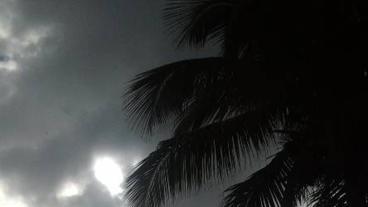 Día medio nublado en playa guayacanes. Foto: Humberto Martínez