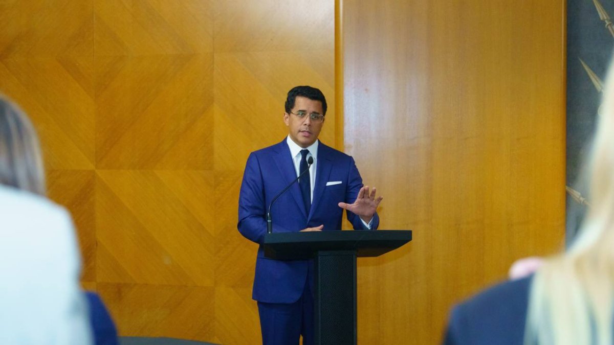 El ministro de Turismo, David Collado, explica como acuerdo de cielos abiertos beneficia a la República Dominicana.