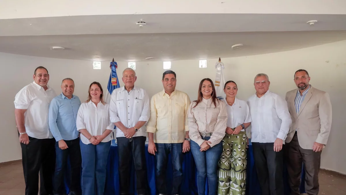 Los ministros Andrés Bautista y Kelvin Cruz, Administrativo y de Deportes, en el acto.