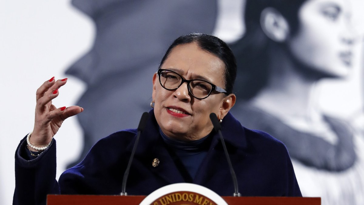 La titular de la Secretaría de Gobernación, Rosa Icela Rodríguez, habla durante una rueda de prensa este lunes, en el Palacio Nacional en la Ciudad de México (México). El Gobierno mexicano presentó el programa 'México te abraza'. Foto EFE/ Mario Guzmán