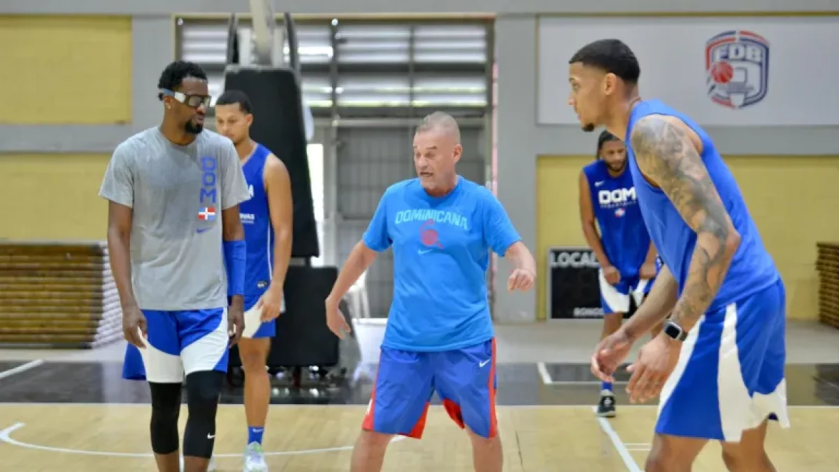 Al centro, el dirigente de la Selección Nacional de Baloncesto, Nestor- Ché- García, da instrucciones a sus jugadores en la práctica de ayer en el Centro Olímpico