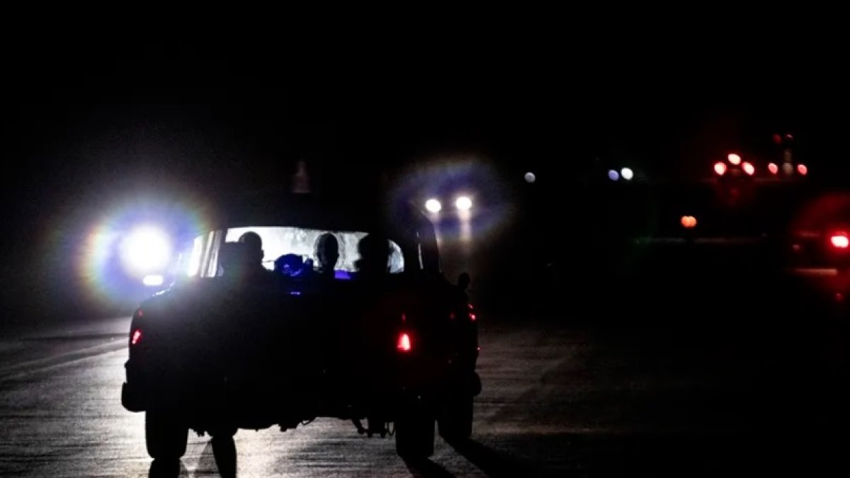 Un vehículo transita por una calle durante un apagón en La Habana (Cuba), en una fotografía de archivo. EFE/Yander Zamora