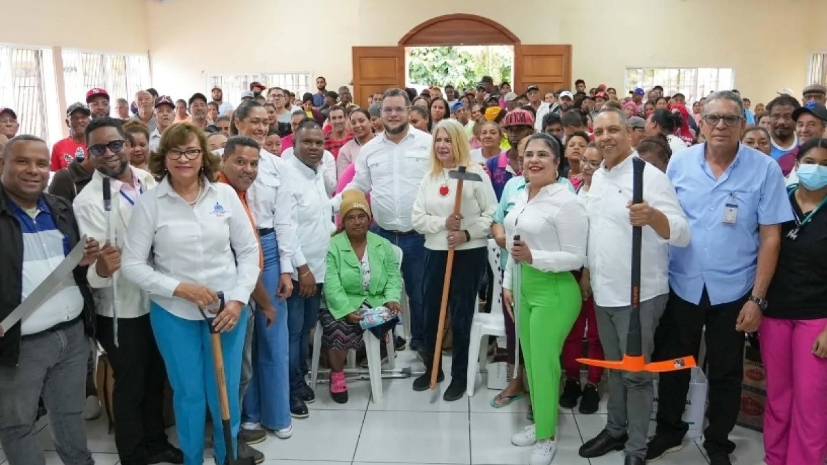 Hermilio Galván encabeza entrega  de herramientas.