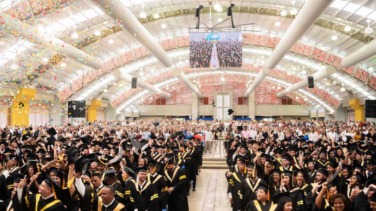 El 58.12 % de los graduandos son mujeres y el 41.88 % son hombres