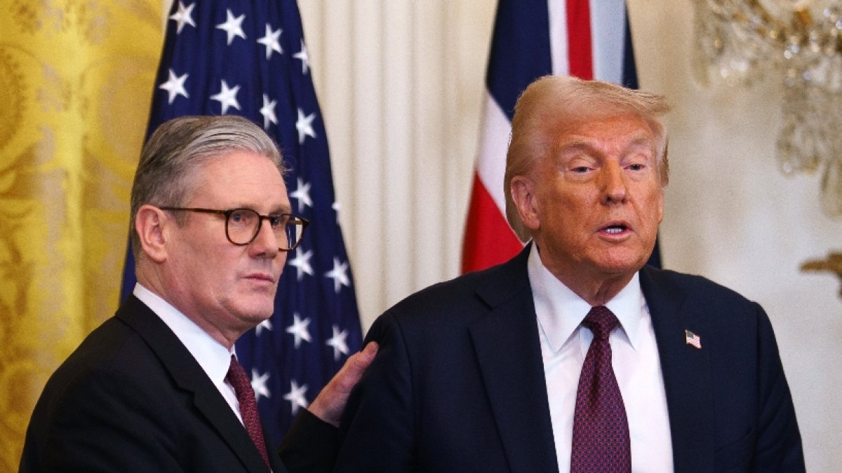 Presidente Donald Trump junto al primer ministro británico, Keir Starmer, en conferencia de prensa.  EFE