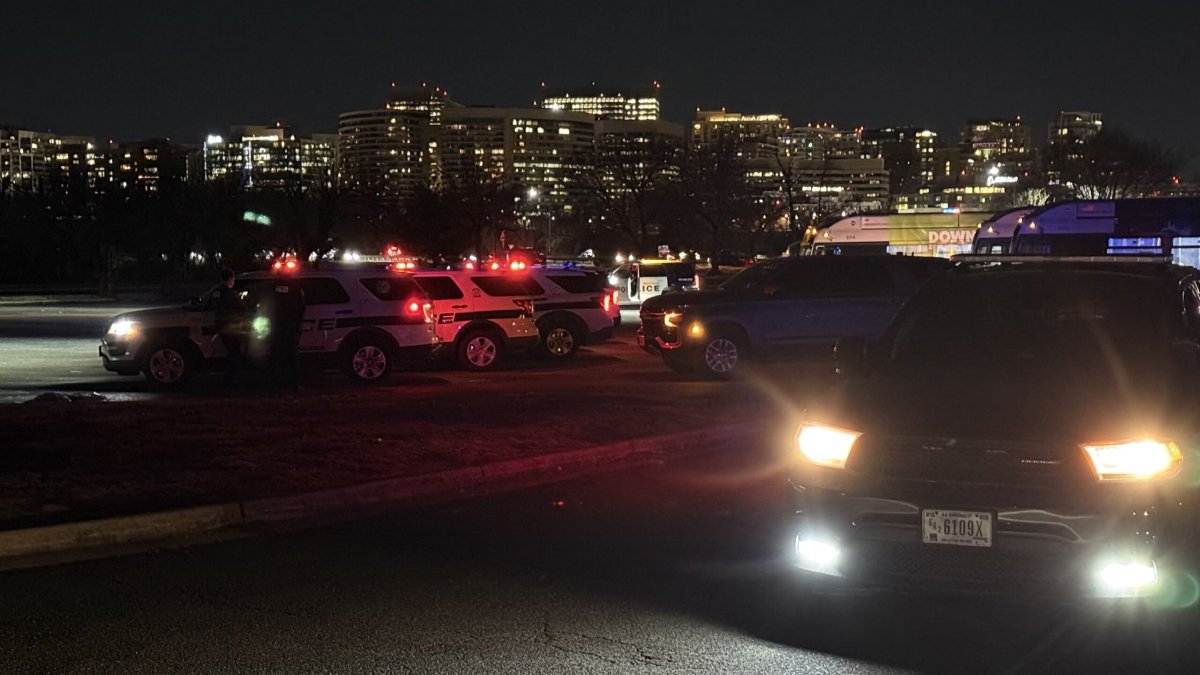Integrantes del departamento de Policía de Washington DC trabajan en la zona de un accidente aéreo este miércoles, en Washington. EFE