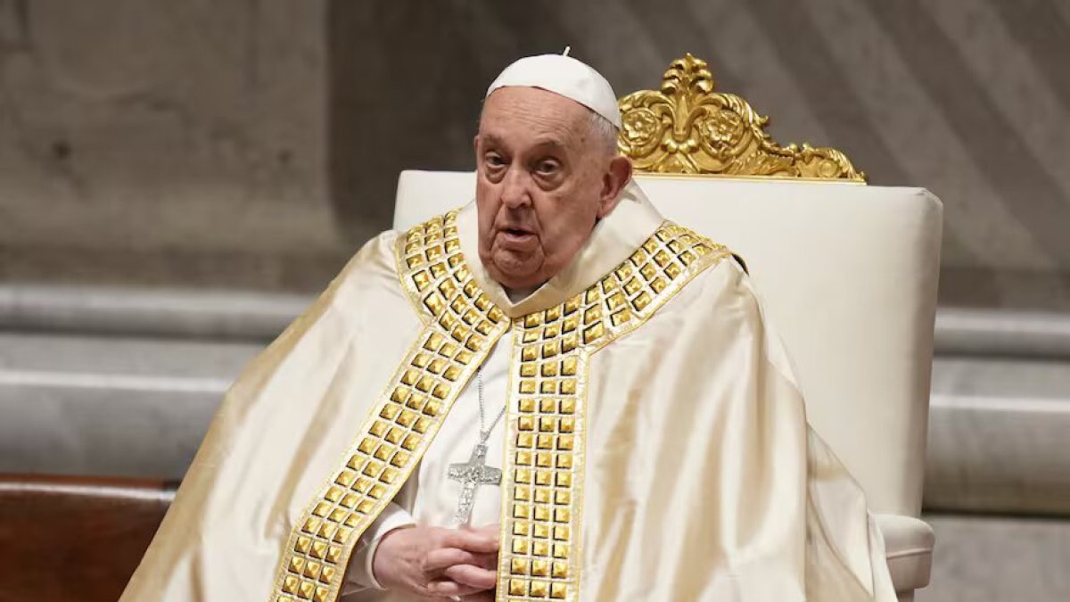 La salud de papa Francisco mejora, ya no tiene fiebre