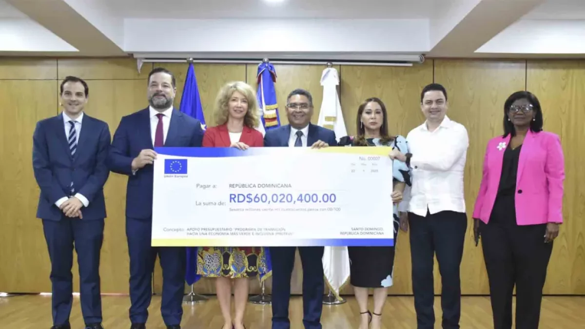 La embajadora de la Unión Europea en RD entrega los recursos a entidades locales.