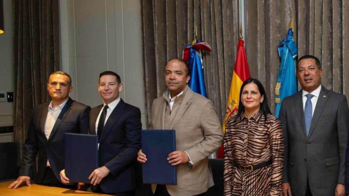 Al centro Edward De Valle II y Samuel Pereyra, ejecutivo de Banreservas y del grupo hotelero